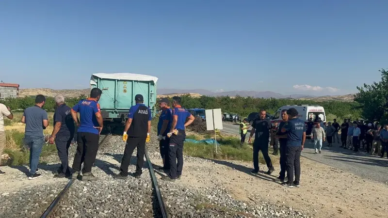 Malatya'da Feci Tren Kazası... 3 Kişi Hayatını Kaybetti